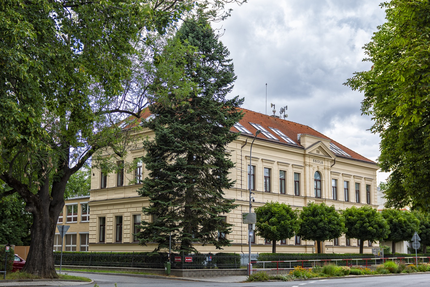 Historická budova školy v Čestlicích