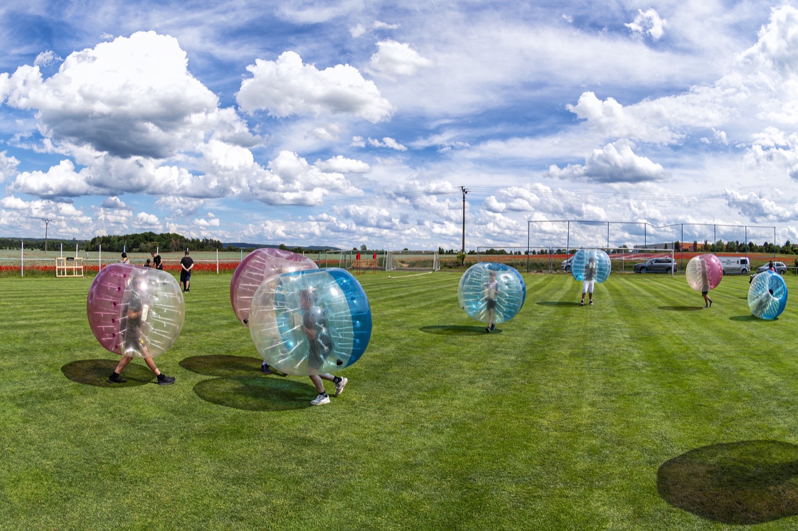 Děti při bubble footballu na hřišti v Čestlicích